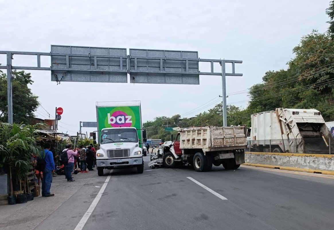 Fuerte accidente: Choca camión de carga con vehículo compacto en la Vacacional