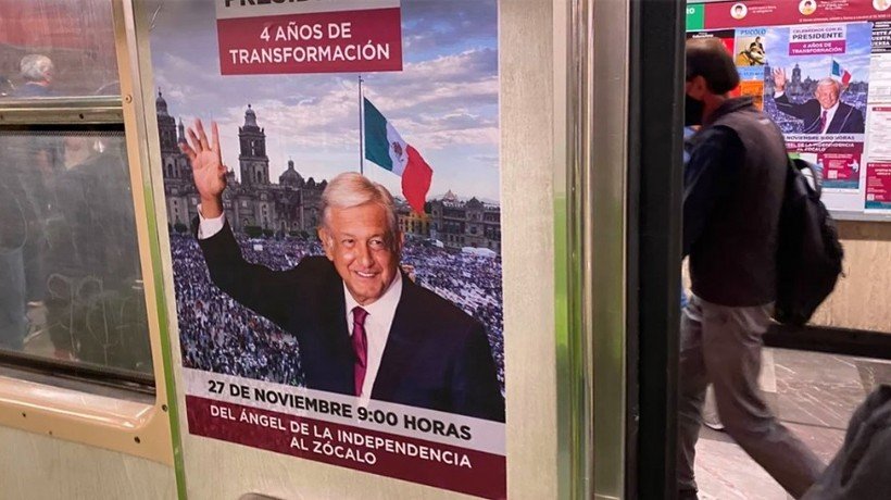 Con propaganda en el metro de CDMX, invitan a marcha de AMLO