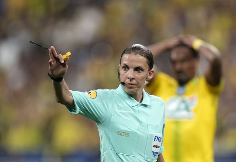 Stéphanie Frappart: Primera mujer en arbitrar un partido varonil en un Mundial de Fútbol