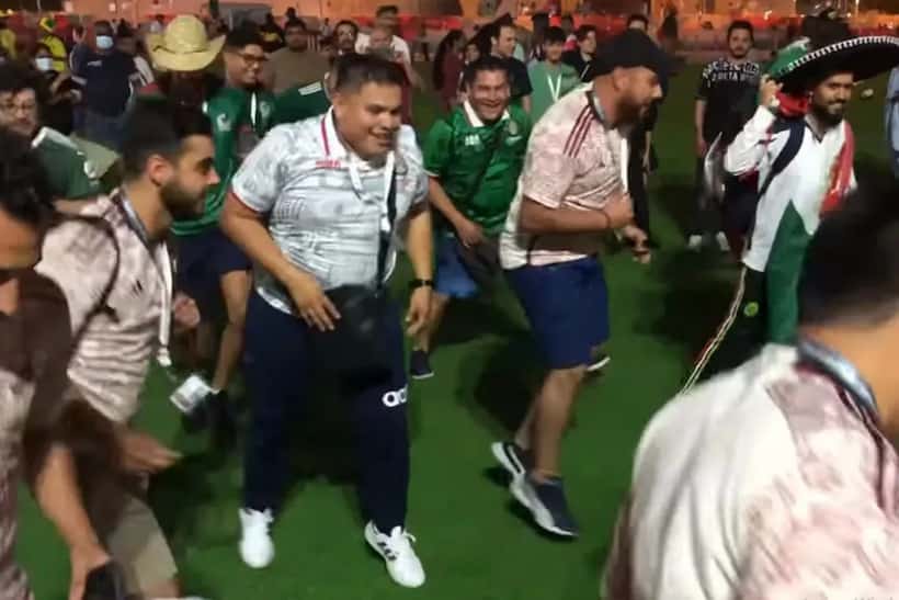 Llevan aficionados el toque mexicano a Qatar 2022; bailaron ‘Payaso de Rodeo’