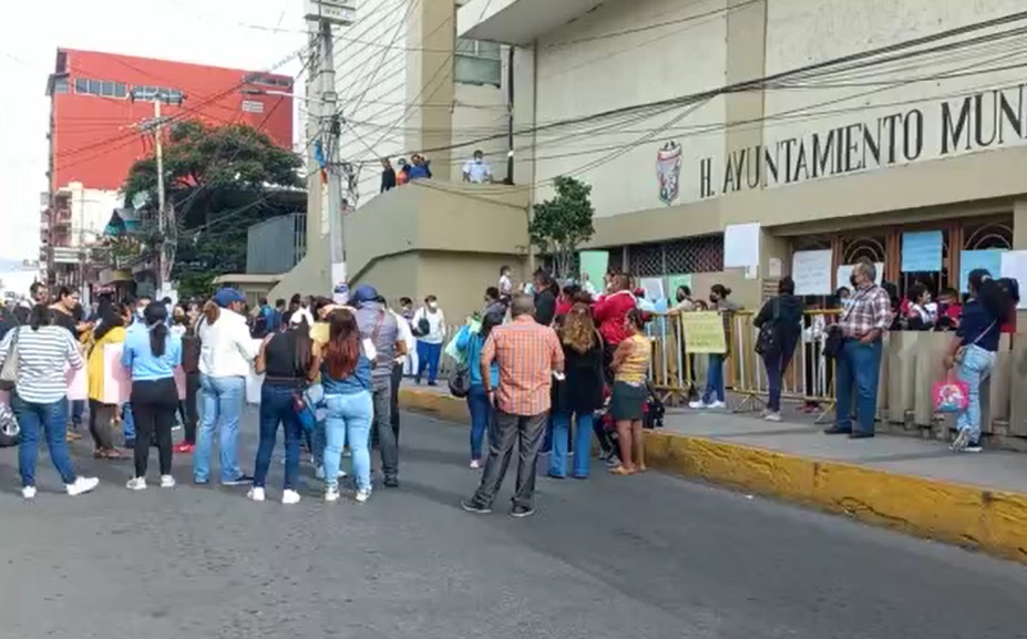 Bloquean padres de familia de escuela primaria calles en Chilpancingo