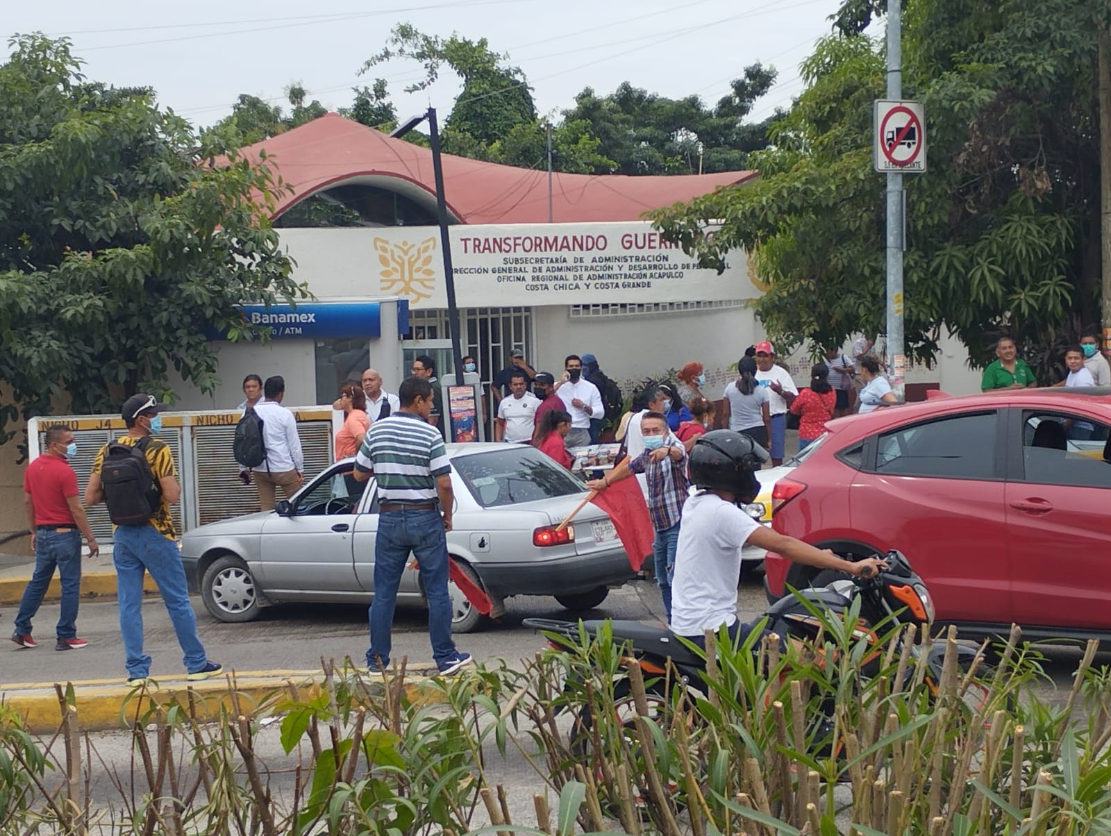 Desquicia CETEG tránsito en Acapulco; tomaron oficinas de Finanzas
