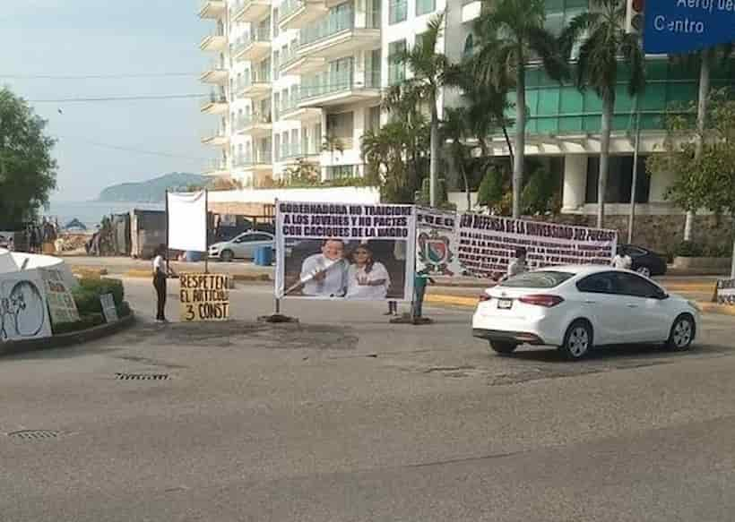 Bloquea otra vez el Freg la Costera de Acapulco en La Diana