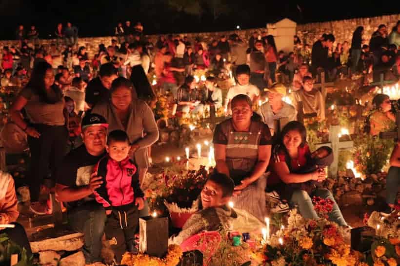 Día de Muertos: Con miles de velas iluminan el camino de los difuntos en Huiziltepec