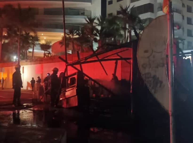 Se quema bodega de mobiliario en acceso a Playa Icacos de Acapulco