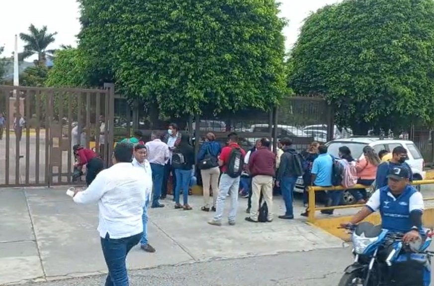 Con protesta en el Congreso de Guerrero exigen docentes más presupuesto para prepas populares