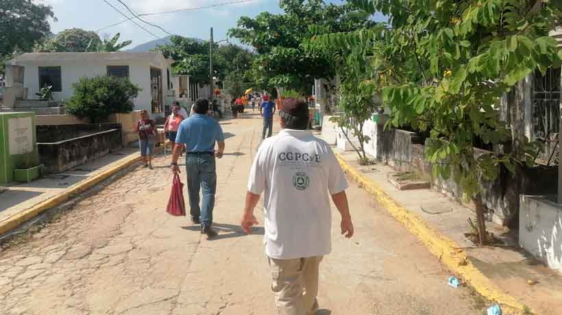 Realizan Protección Civil y Bomberos recorridos en panteones de Acapulco