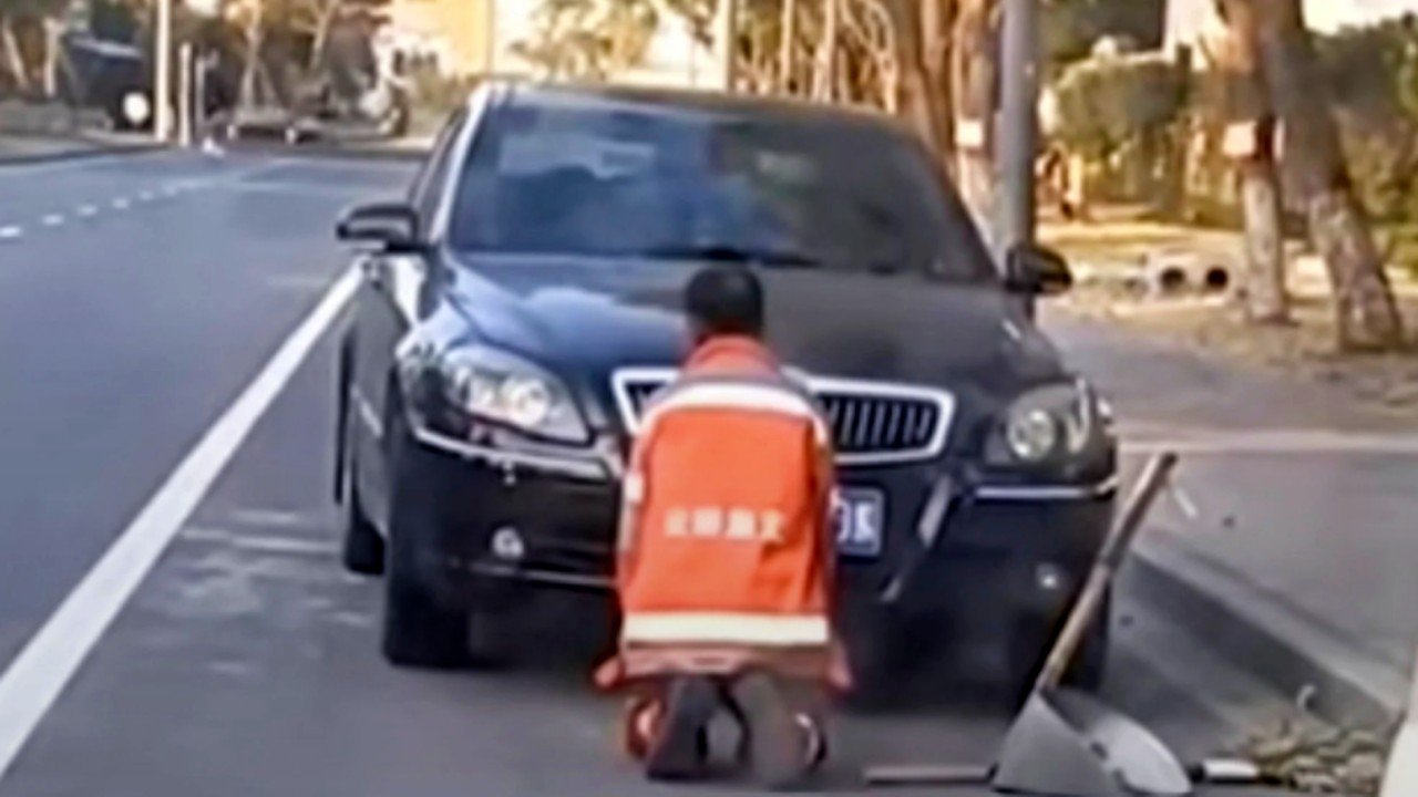 VIDEO: Obligan a barrendero a arrodillarse por ensuciarles su coche de lujo