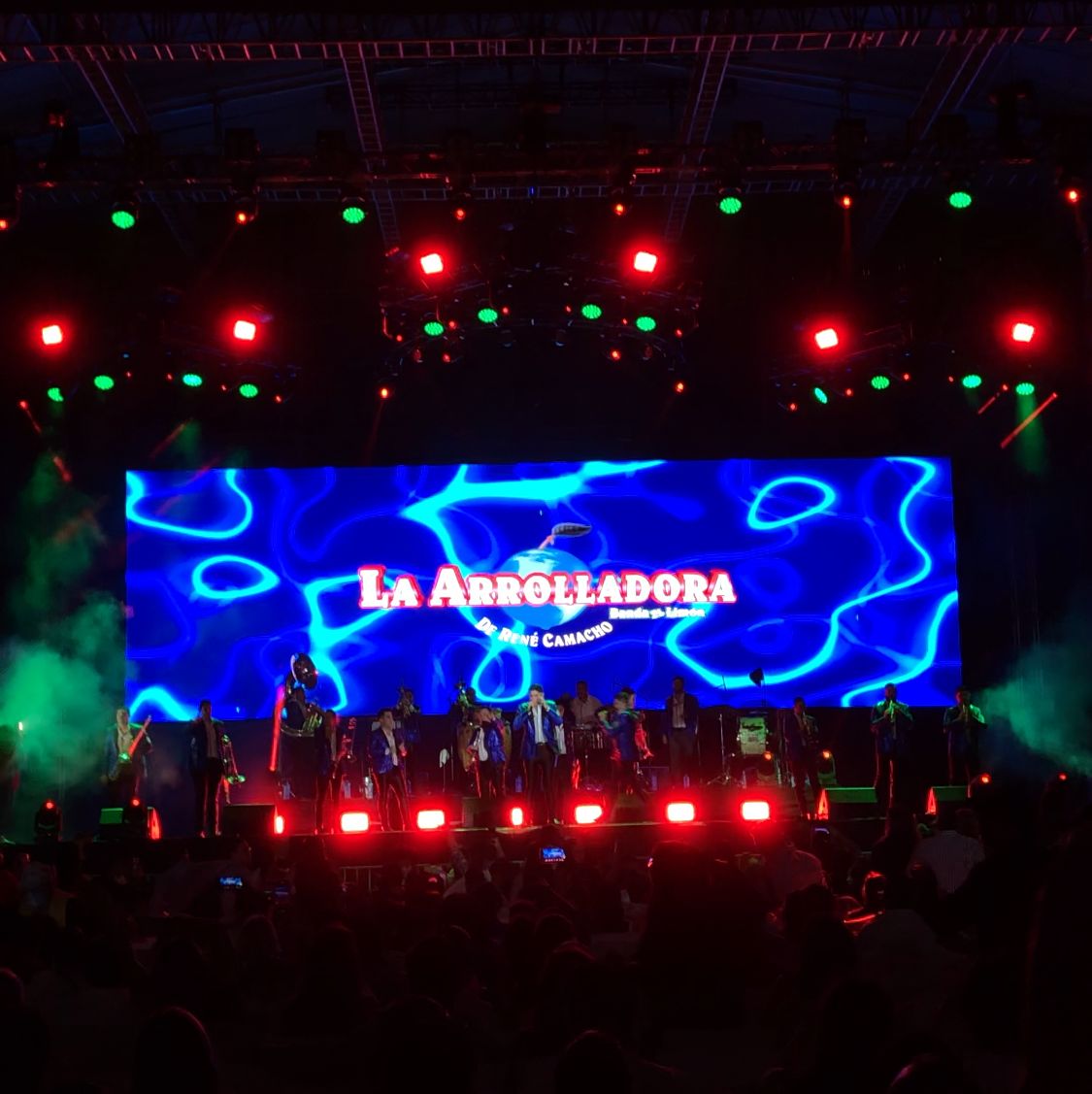 La Arrolladora Banda el Limón pone a bailar a Acapulco