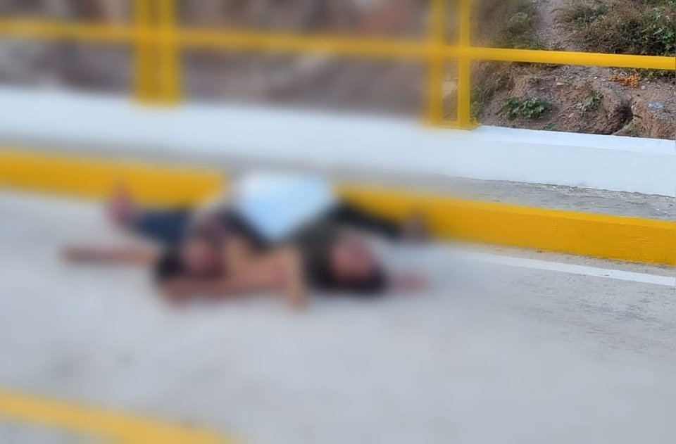 Localizan sin vida a dos hombres en un puente de Tlapa