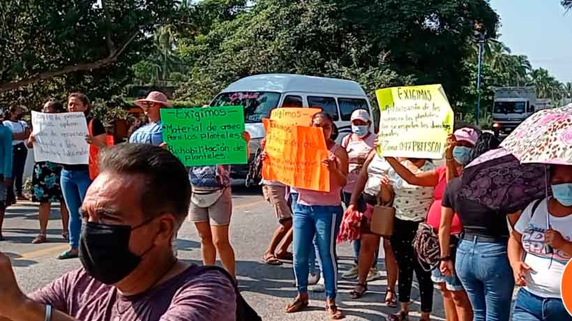 Maestros y padres de familia de jardín de niños bloquean la carretera Acapulco-Zihuatanejo