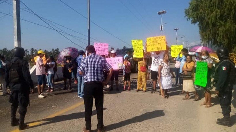 Bloquean en Coyuca de Benítez por trabajador fallecido en obra del Ayuntamiento