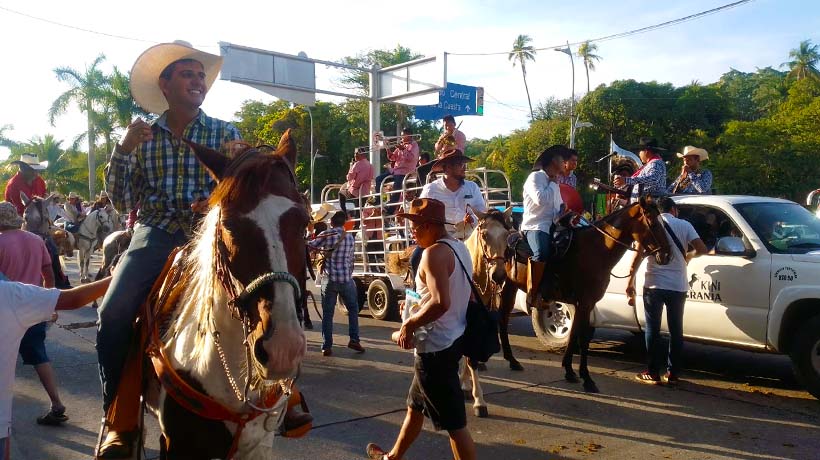 Desfilan cientos de caballos por Cabalgata en Costera de Acapulco