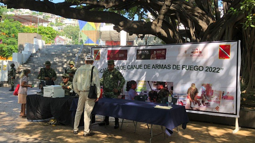 Canjean armas por efectivo en módulo del zócalo de Acapulco