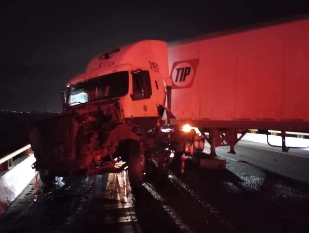 Carambola en autopista México-Querétaro deja a 2 personas vida