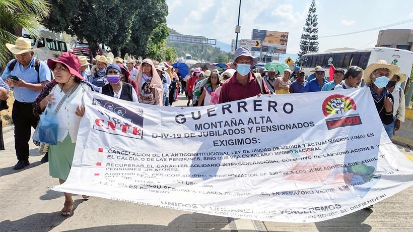 Caos en la autopista del Sol tras horas de caminata de maestros en Guerrero