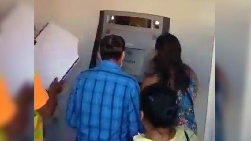 VIDEO: En Tabasco, le ‘echan aire’ a un cajero automático para que siga dando dinero