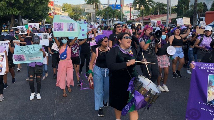 Marchan feministas en Acapulco contra la violencia de género