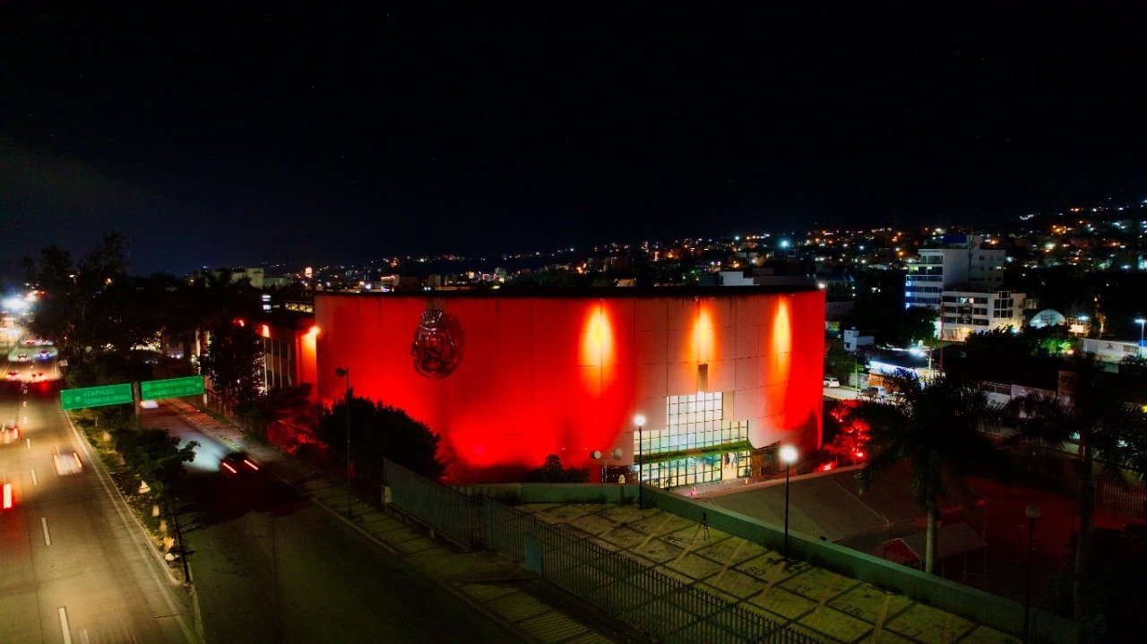 Congreso de Guerrero se ilumina de color naranja
