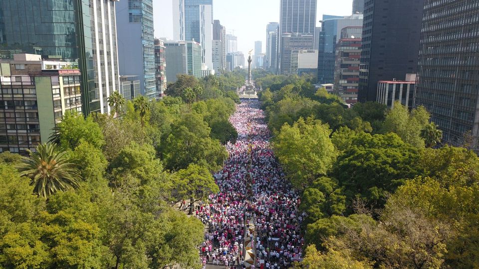 “El INE no se toca” consigna que suena en la marcha de la CDMX