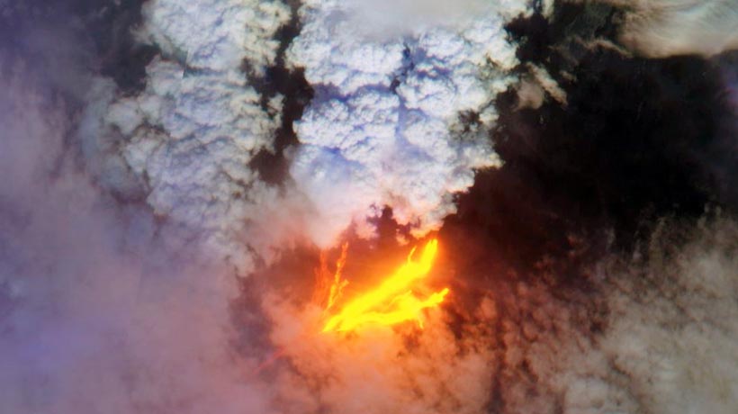VIDEO: Entra en erupción el volcán más grande del mundo