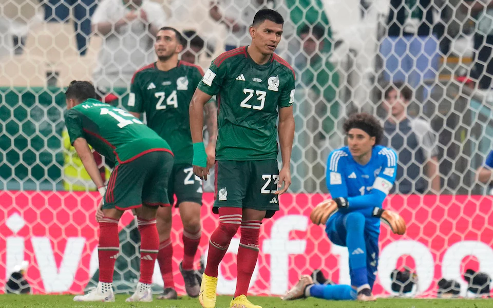 Gana México 2-1 a Arabia, pero queda fuera de Qatar 2022