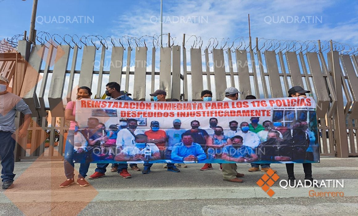 Protestan policías estatales despedidos en 2017 en Chilpancingo