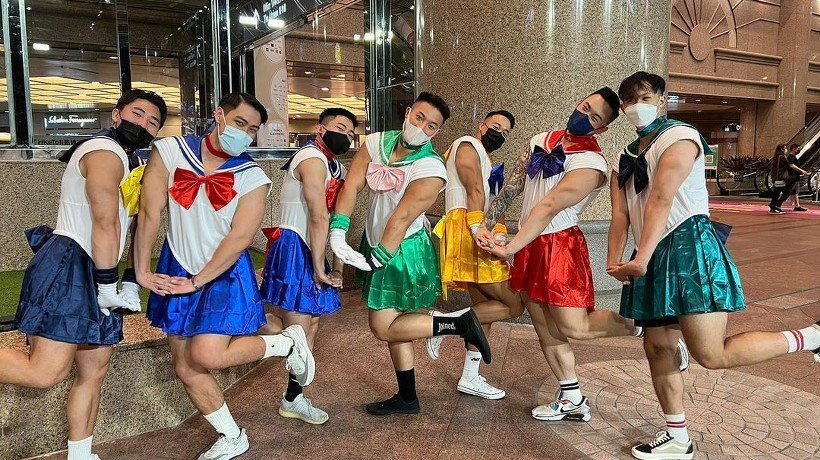 VIDEO: Protagonizan pelea callejera grupo de fisiculturistas vestidos de Sailor Moon
