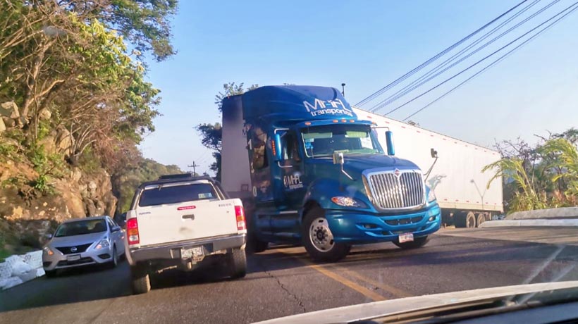 Se le ‘zafa’ caja a tráiler en Escénica de Acapulco