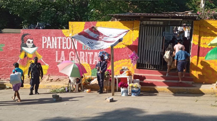 Mantienen vigilancia en panteones de Acapulco por Día de Muertos