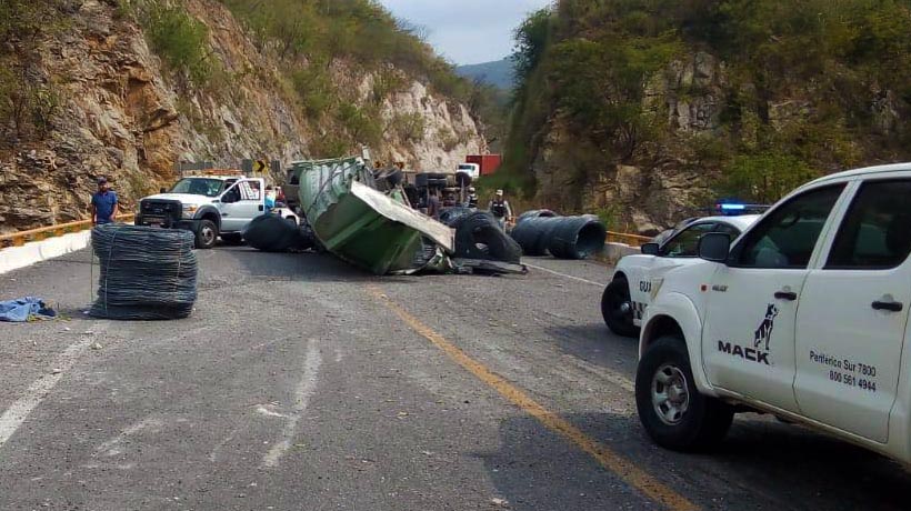 Se vuelca trailer en la Costa Grande de Guerrero, cerca de Michoacán