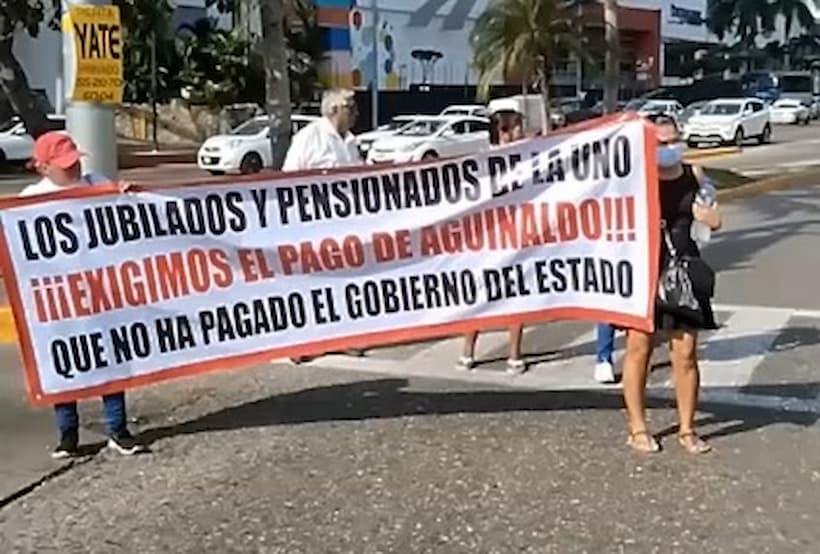 Bloquean jubilados y pensionados la Costera de Acapulco