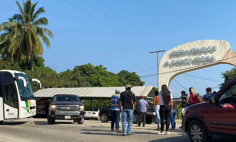 Bloquean carretera en Tecpan; exigen justicia por multihomicidio en Coyuca de Catalán