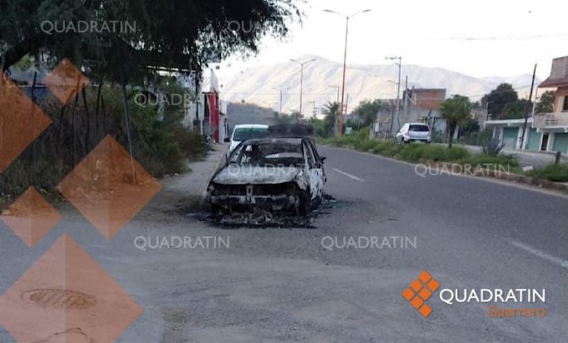 Queman un vehículo en la carretera Tlapa-Puebla