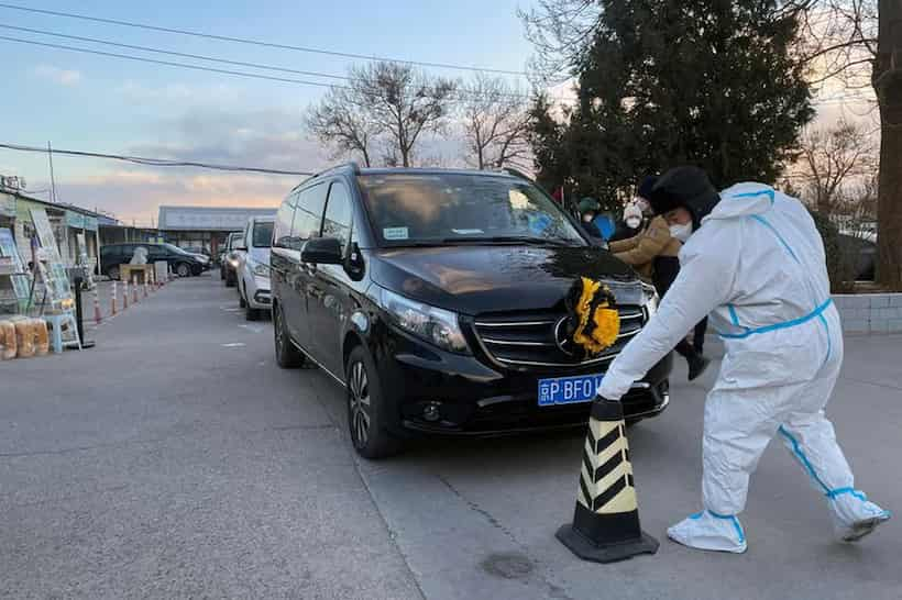 Oculta China cifras de decesos por COVID-19 pero crematorios registran largas filas