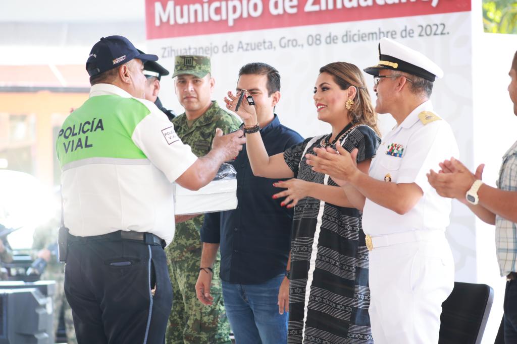 Entrega Evelyn Salgado patrullas y equipo a policías de Zihuatanejo