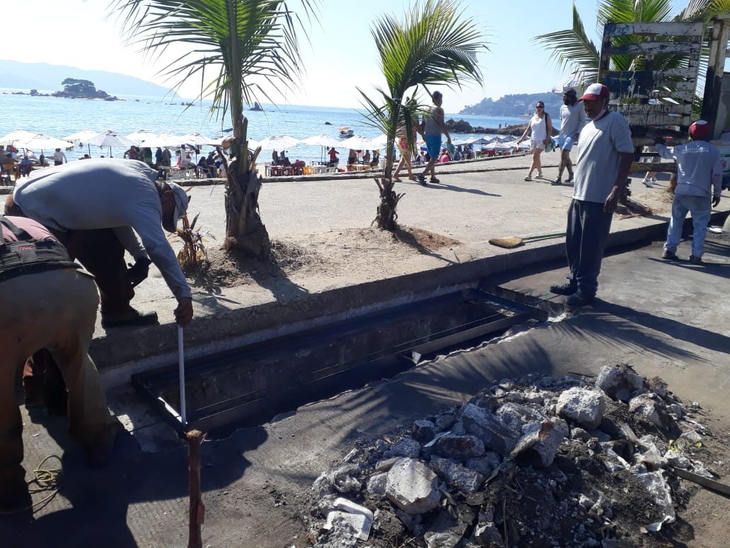 Rehabilitan rejillas en zona turística de Acapulco