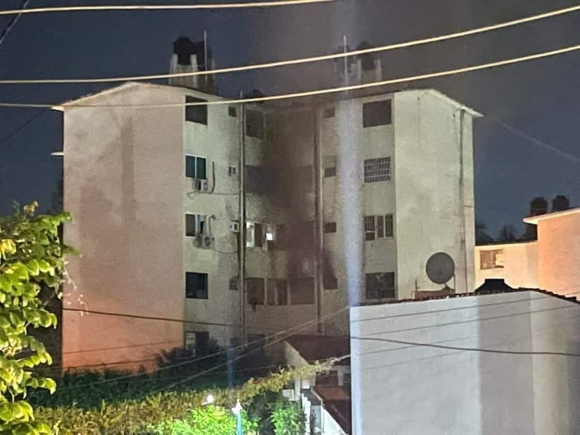 Sofocan incendio en departamento en el fraccionamiento El Roble de Acapulco