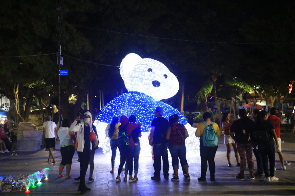 Instalan adornos navideños en el Zócalo de Acapulco