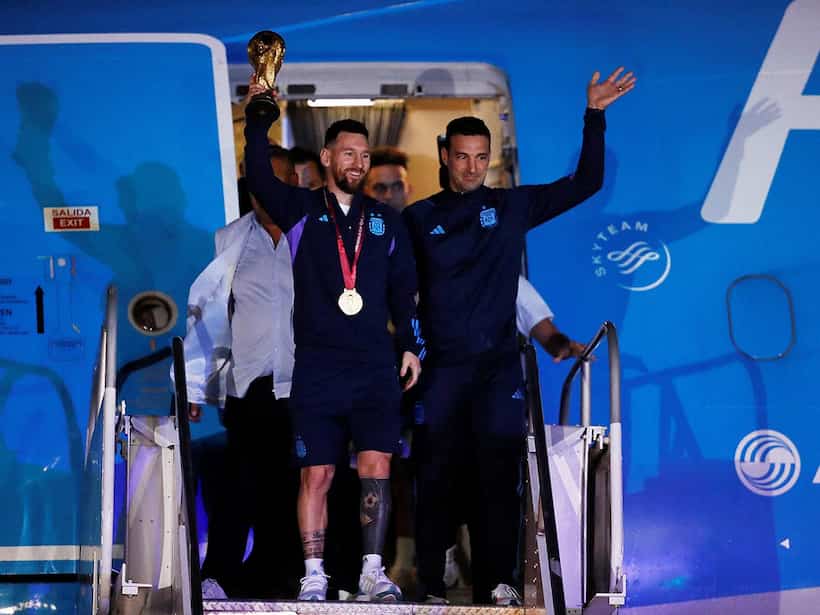 Con la Copa del Mundo en la mano regresa Lio Messi a Buenos Aires