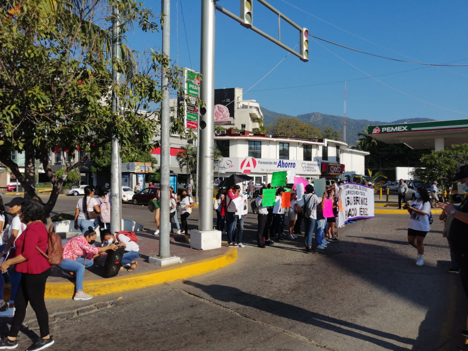 Bloqueo en Costera: Protestan por joven de 20 años desaparecida en Acapulco