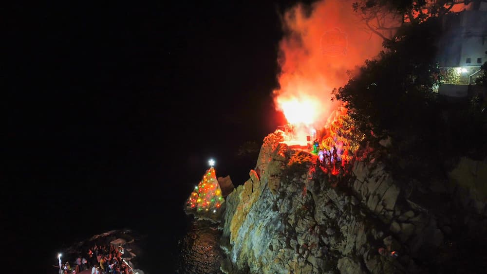 Ofrecen clavadistas de La Quebrada show especial por el Día de la Virgen de Guadalupe