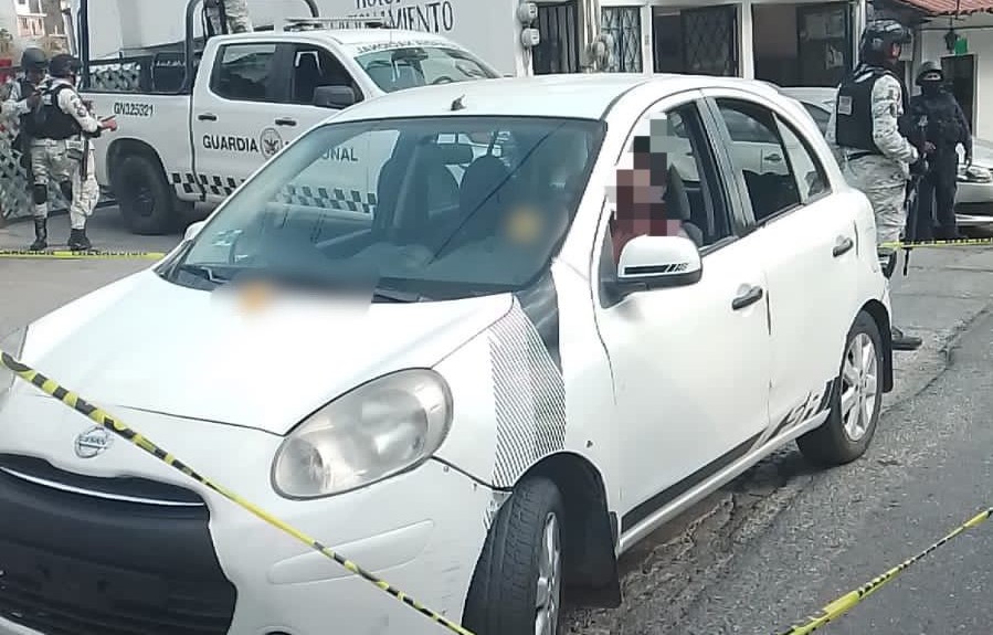 Ultiman a líder transportista dentro de su auto en Taxco