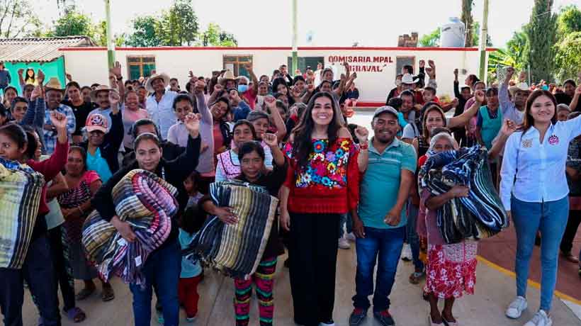 Entrega DIF Guerrero cobijas y cobertores del programa “Cobijando Guerrero” a familias de la Sierra de Guerrero