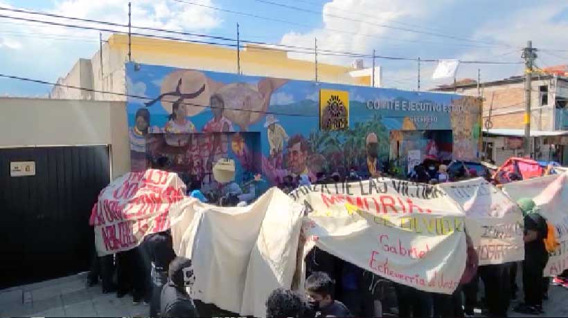 Irrumpen e incendian normalistas de Ayotzinapa la sede del PRD en Guerrero