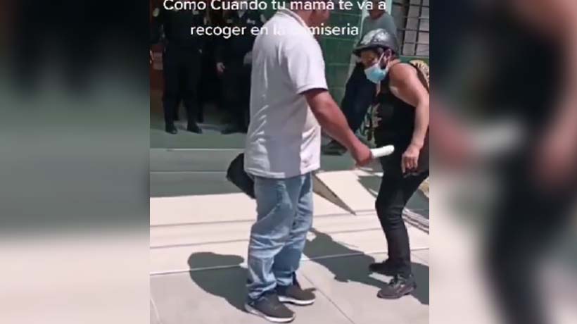 VIDEO: Sale de prisión y su mamá lo recibe a cinturonazos