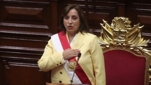 Asume la primera presidenta de Perú en medio de crisis política