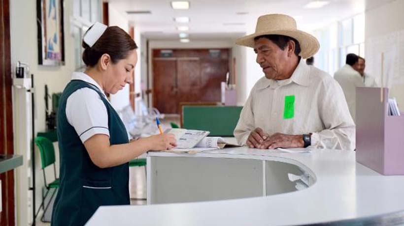 Aprueban reforma que obligará a empleados de IMSS e ISSSTE a ser amables