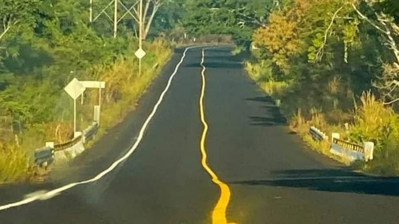 Corrigen líneas carreteras mal pintadas en Zihuatanejo