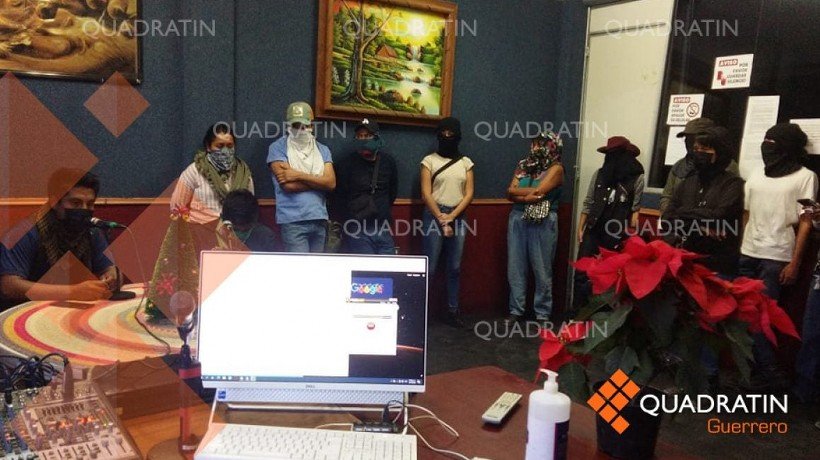 Toman normalistas de Ayotzinapa cabina de RadioUAGro